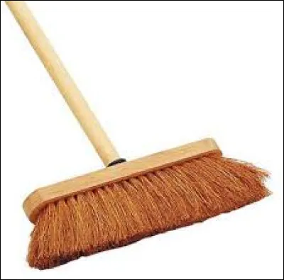 Dans quel moyen de transport peut-on trouver un manche à balai ?