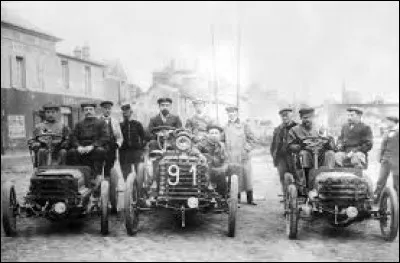 22 JUILLET 1894 - La première course automobile de l'histoire se déroule entre Paris et Rouen : quel est alors le record de vitesse atteint ?