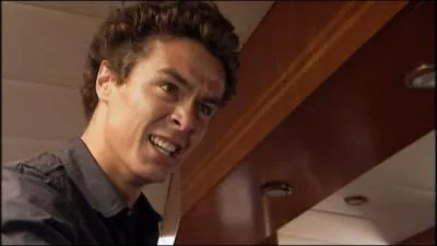 Avec quoi Romain menace-t-il Thomas ?