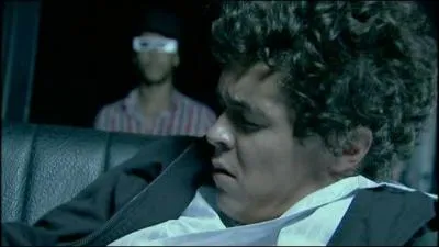 Qui est l'homme en arrire-plan ?