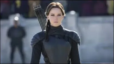 Pendant l'entraînement, que vise Katniss avec son arc pour impressionner les juges ?