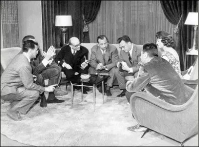 Combien y avait-il de "colonnes à la une" dans le premier magazine de reportage de la télé française ?