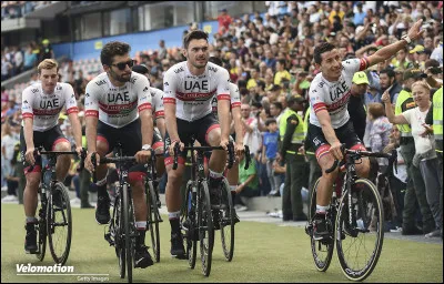 Qui fait partie de l'équipe de Tadej Pogacar UAE ?