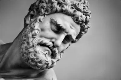 Qui est ce héros de la Grèce antique qui a dû rapporter la ceinture dorée d'Hippolyte, reine des Amazones ?