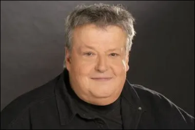 Qui est ce chroniqueur, auteur de cete citation : ''Quand il est sorti de son coma artificiel, Johnny a vu, penchés sur lui, Charles Aznavour et Line Renaud. Il a cru qu'il était à Vivement dimanche...'' ?