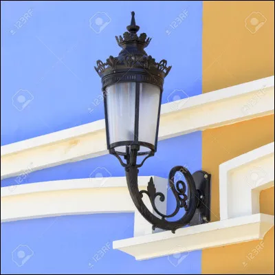 Quelle découverte Blue fait-elle à propos des lampes ?