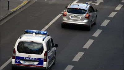 Par quoi Blue est-il poursuivi, et pourquoi ?