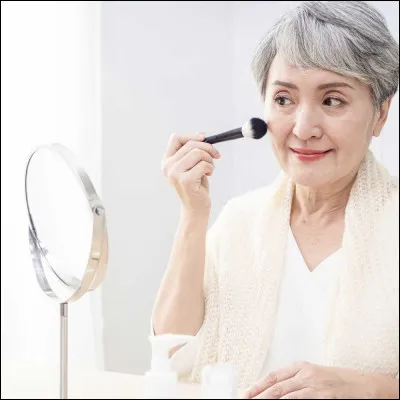 Veux-tu te maquiller pour paraître plus vieille ?