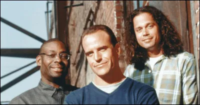 Dans quelle série un étudiant aide un policier à contrôler ses sens hyper-développés ?