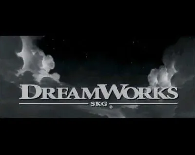 Que fait l'enfant assis sur un croissant de lune dans le logo de DreamWorks ?