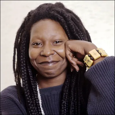 Dans quel film Whoopi Goldberg joue-t-elle une chanteuse de cabaret qui prend le pseudonyme de Marie-Clarence ?