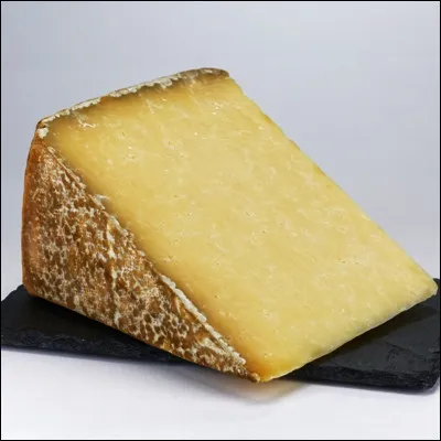 Quel d&eacute;partement, qui compte Saint-Flour parmi ses sous-pr&eacute;fectures, est renomm&eacute; pour ses fromages ?