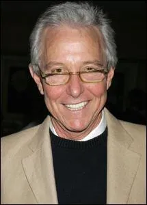 Jim Abrahams fait partie du trio de ralisateurs ZAZ (avec les frres Zucker), spcialiss dans les parodies de films. Lequel n'a-t-il pas ralis (seul ou avec ses deux comparses) ?