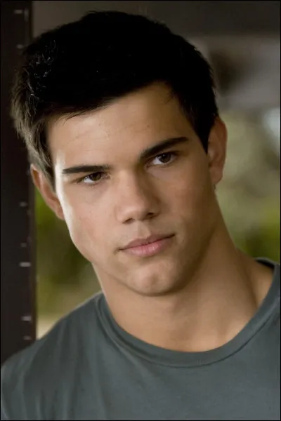 Qui a interprété Jacob Black ?
Il est trop beau ! ! !
