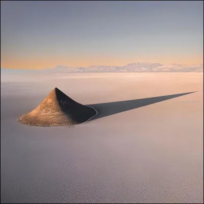 Dans quel pays se situe le salar d'Arizaro, grand désert de sel d'environ 1 600 km² ?