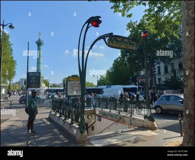 Sur quelle ligne se trouve la station Laumière ?