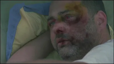 Qui frappe Ed de toutes ses forces après qu'il a levé la main sur sa femme ?