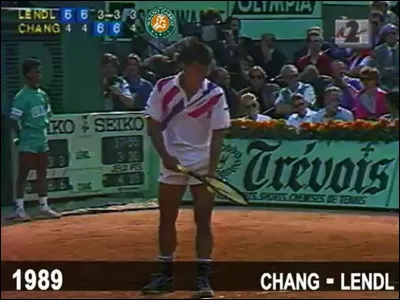À quel niveau du tournoi de Roland-Garros Michael Chang a-t-il fait un service à la cuillère face à Ivan Lendl ?