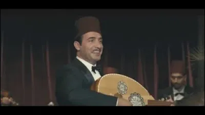 Quelle chanson interprète Jean Dujardin dans le film "OSS 177 Le Caire nid d'espions" ?