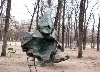 En quelle matière est la sculpture "LAmi de personne" ?