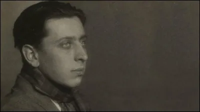 Qui est ce poète français, auteur du poème ''Le Carré pointu'' ?