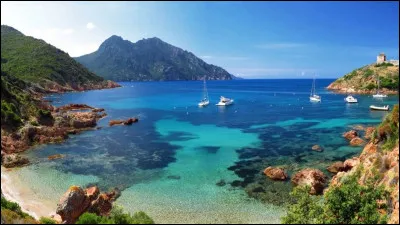 Quelle île française est surnommée "L'île de beauté" ?