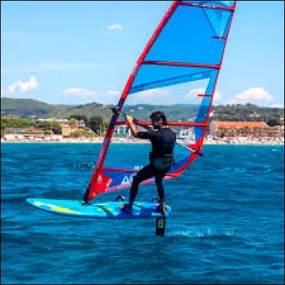 Comment appelle-t-on un pratiquant de la planche à voile ?