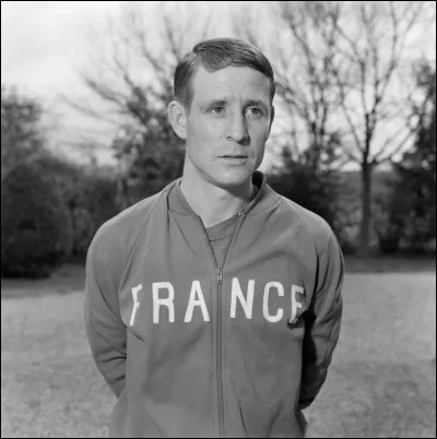 Dans quel sport le grand Raymond Kopa s'est-il illustré ?