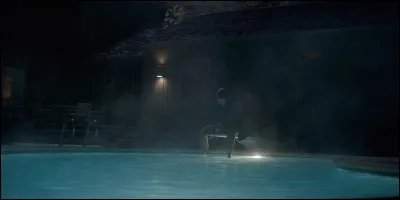 Dans l'épisode 2, qui prend des photos en cachette de Nancy et les autres ?