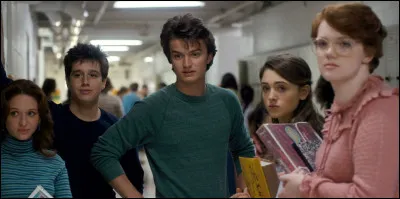 Toujours dans le second épisode, qui se coupe à la main avec un couteau en essayant d'ouvrir une canette ?