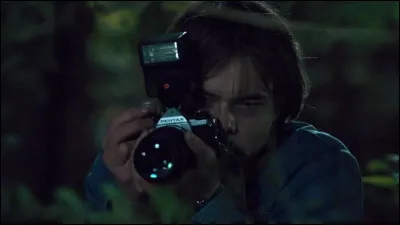 Dans l'épisode 3, qui casse l'appareil photo de Jonathan ?