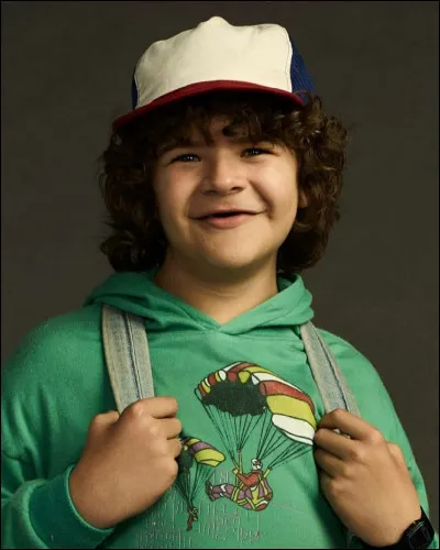 Comment est surnommé Dustin par d'autres élèves du collège ?