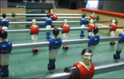 Le tir : Un tir suffisamment puissant peut rentrer dans le but adverse, puis en ressortir. Comment appelle- t-on ce fait de jeu ?