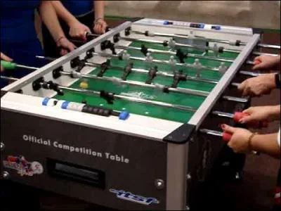 La dfense : votre adversaire essaie de se dgager avec ses dfenseurs, vous parvenez  stopper son tir avec vos avants. Vous venez d'effectuer...