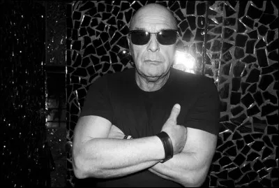 Qui est ce réalisateur du clip de la chanson '' C'est comme ça'' ?