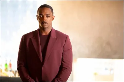 Comment s'appelle cette série créée par David Weil et dans laquelle Mackie joue Tom ?