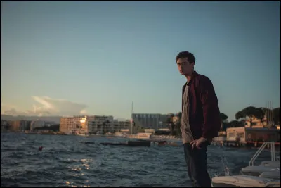 Comment s'appelle cette s&eacute;rie cr&eacute;&eacute;e par David Elka&iuml;m et Vincent Poymiro, et dans laquelle Oldfield joue Guillaume Lucchesi ?