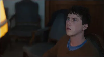 Oldfield joue Arnaud Jaur&egrave;s dans ce film de Mathieu Sapin, qui est...