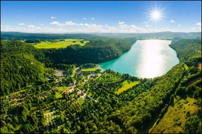 Complétez cette phrase : Le lac de Chalain est le .... plus grand lac naturel de France.