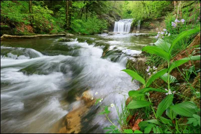 Combien de chutes d'eau constituent les cascades du Hérisson ?