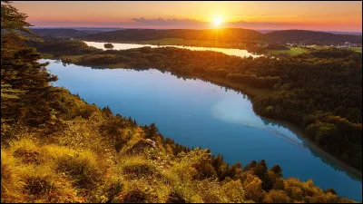 Complétez le nom de ce lieu touristique : le Belvédère des .... Lacs
