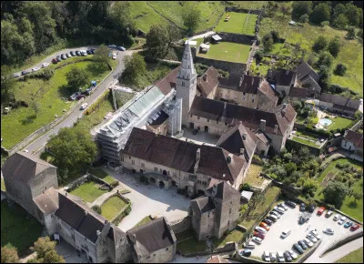 Depuis quelle année l'abbaye Saint-Pierre située à Baume-les-Messieurs bénéficie-t-elle du statut de monument historique ?
