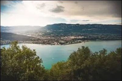 Dans quel département français la ville d'Aix-les-Bains se situe-t-elle ?