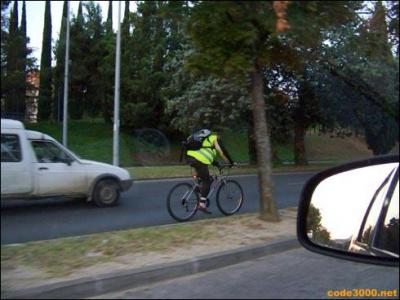 Le jour se lve, ce cycliste circulant en agglomration doit porter le gilet rtro-rflchissant de scurit :