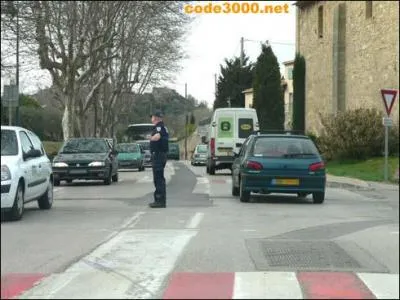 Je peux aller tout droit (A-B), je peux tourner  droite (C-D)
