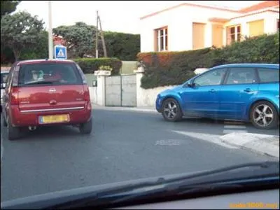 Je doit cder le passage  droite.