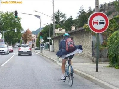 Je dpasse ce cycliste.