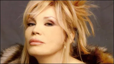 Amanda Lear est invitée pour tirer avec une arme à feu, d'abord avec un revolver et ensuite avec un fusil, bien entendu, elle ignore qu'elle participe à l'émission Surprise Surprise, mais que va t-elle abattre ?