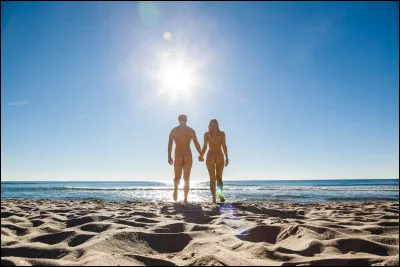 Dans quelle ville française du département de l'Hérault est située la plage naturiste la plus grande du monde ?