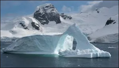 Quel nom d'origine scandinave, signifiant littéralement "glace à l'intérieur du pays", désigne un glacier continental des régions polaires ?